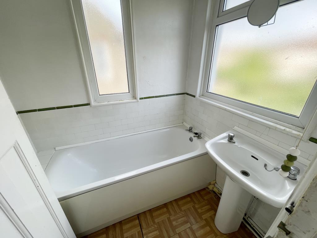 Lot: 31 - THREE BEDROOM SEMI-DETACHED HOUSE FOR IMPROVEMENT - Bathroom